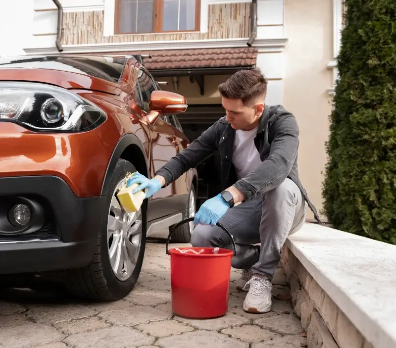 Lavage auto à domicile Saint-Thuriau : professionnel intervenant sur un véhicule